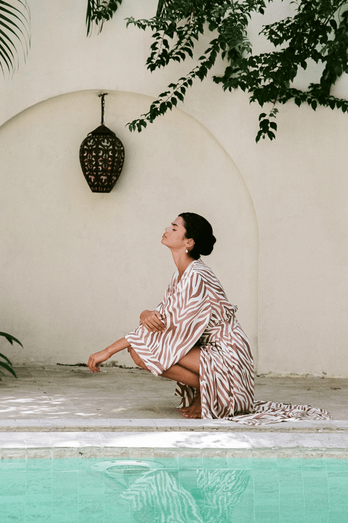 Piyama Alice Kimono Robe - ECOVERO™ - Zebra — front view