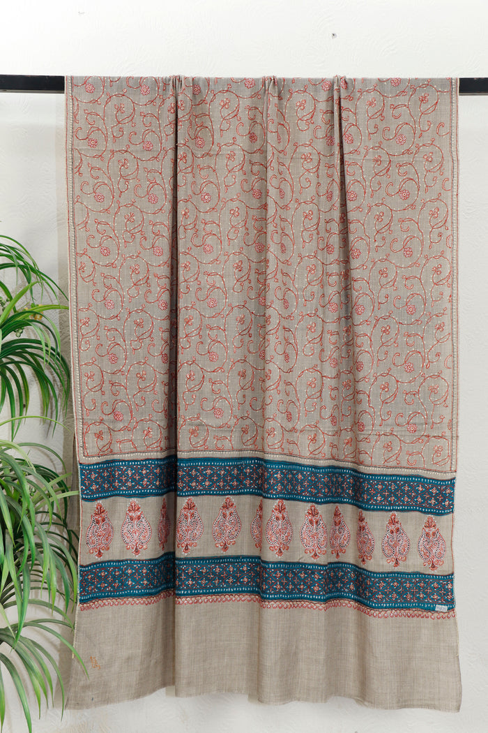 Sui Jaal Toosh shawl, travel-friendly style